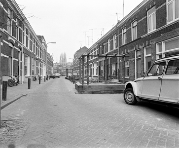 858898 Gezicht in de Riouwstraat te Utrecht, met plantenbakken en pergola's.